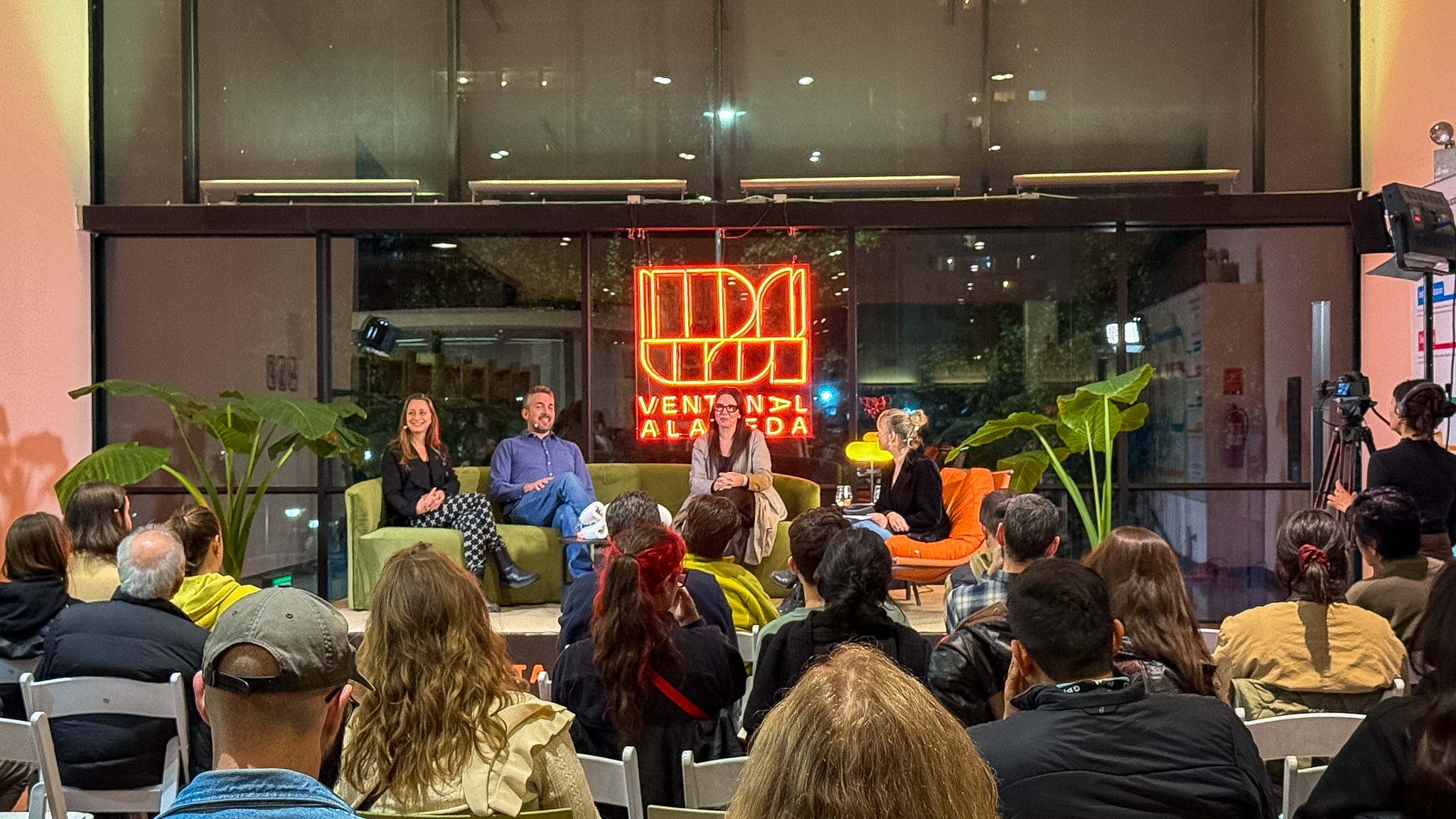 Investigador CENIA participó en conversatorio GAM para debatir sobre identidad humana, creatividad e IA
